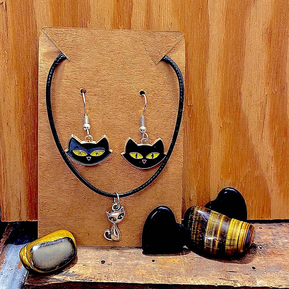 BOGO!! Piercing Eyed Cat Necklace & Earrings 🔮 SET 🐈‍⬛